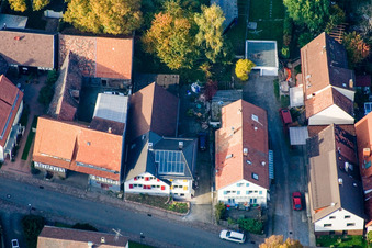 Longue rue à le quartier Schluttenbach in Ettlingen dans le département Bade-Wurtemberg, Allemagne du point de vue du drone