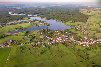 Vue aérienne de Place au bord du Grand Étang de Mittersheim dit le Lac Vert à Mittersheim dans le département Moselle, France