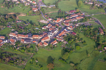 Vue aérienne de Grande Rue à Mittersheim dans le département Moselle, France