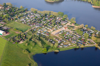 Vue aérienne de Camping Municipal Le Lac Vert à Hirschweyer à Mittersheim dans le département Moselle, France