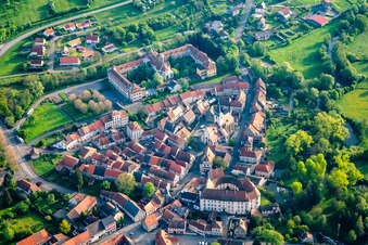 Vue aérienne de Vieille ville avec le Château de Fénétrange à Fénétrange dans le département Moselle, France