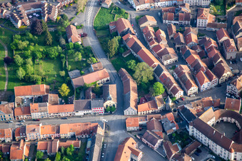 Vue aérienne de Rue des Remparts à Fénétrange dans le département Moselle, France