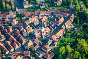 Vue aérienne de Vieille ville avec église Saint-Rémy de Fénétrange à Fénétrange dans le département Moselle, France