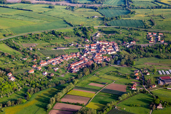 Vue aérienne de Du sud-est à Niederstinzel dans le département Moselle, France
