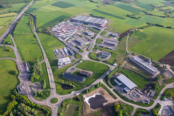 Vue aérienne de Zone industrielle avec KIMMEL LOGISTICS, KIMMEL LAVAGE, Dietrich Véhicules et Sarre Union Pl Services - MAN au péage de Sarre-Union - A4 - Route n°42 à Thal-Drulingen dans le département Bas Rhin, France