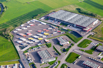 Zone industrielle avec KIMMEL LOGISTICS, KIMMEL LAVAGE, Dietrich Véhicules et Sarre Union Pl Services - MAN au péage de Sarre-Union - A4 - Route n°42 à Thal-Drulingen dans le département Bas Rhin, France d'en haut