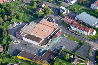 Vue aérienne de Super U et Drive à Diemeringen dans le département Bas Rhin, France