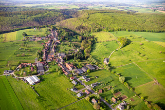 Vue aérienne de Du nord à Ratzwiller dans le département Bas Rhin, France