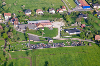 Vue aérienne de Cimetière à Butten dans le département Bas Rhin, France
