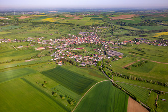 Vue aérienne de Du sud-est à Rahling dans le département Moselle, France