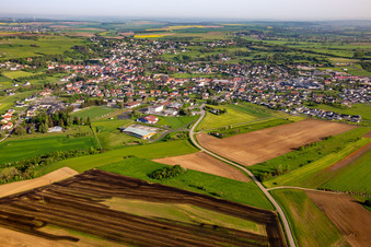 Vue aérienne de Du sud à Rohrbach-lès-Bitche dans le département Moselle, France