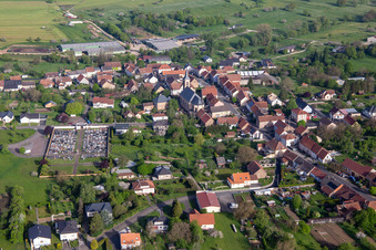 Vue aérienne de Église Petit-Réderching et cimetière à Petit-Réderching dans le département Moselle, France