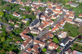 Vue aérienne de Église Petit-Réderching à Petit-Réderching dans le département Moselle, France