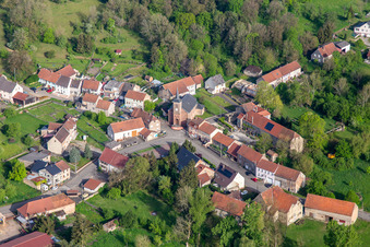 Vue aérienne de Déguisement à Bettviller dans le département Moselle, France