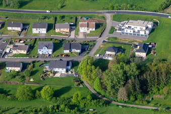 Vue aérienne de Villas à flanc de colline à Achen dans le département Moselle, France