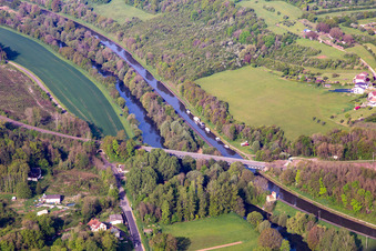 Vue aérienne de Canal des houilléres de la Sarre à Wittring dans le département Moselle, France