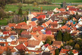 Photographie aérienne de Bâtiment d'église au centre du village à le quartier Ingenheim in Billigheim-Ingenheim dans le département Rhénanie-Palatinat, Allemagne