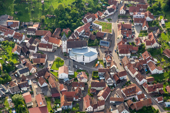 Vue aérienne de Église Saint-Cyriaque à le quartier Gossersweiler in Gossersweiler-Stein dans le département Rhénanie-Palatinat, Allemagne