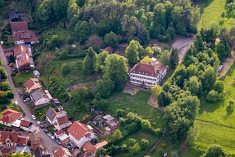 Vue aérienne de École maternelle catholique Sainte-Élisabeth à le quartier Gossersweiler in Gossersweiler-Stein dans le département Rhénanie-Palatinat, Allemagne