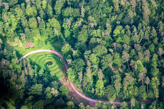 Vue aérienne de Site funéraire naturel de Trifelsruhe à Wernersberg dans le département Rhénanie-Palatinat, Allemagne