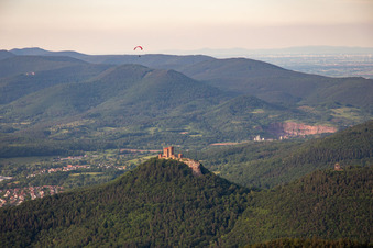 Vue aérienne de Le château de Trifels vu du sud-ouest à le quartier Bindersbach in Annweiler am Trifels dans le département Rhénanie-Palatinat, Allemagne