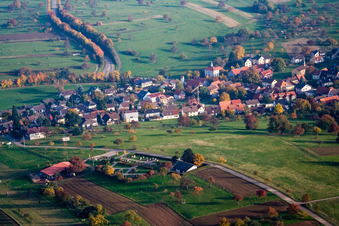Vue aérienne de Cimetière à le quartier Schluttenbach in Ettlingen dans le département Bade-Wurtemberg, Allemagne