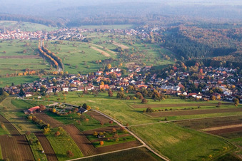 Vue aérienne de Vue sur le village à le quartier Schluttenbach in Ettlingen dans le département Bade-Wurtemberg, Allemagne