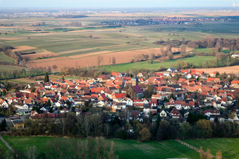 Vue aérienne de Du sud à le quartier Ingenheim in Billigheim-Ingenheim dans le département Rhénanie-Palatinat, Allemagne