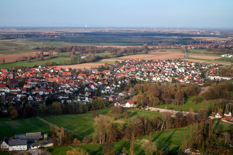 Vue aérienne de Du sud-ouest à le quartier Ingenheim in Billigheim-Ingenheim dans le département Rhénanie-Palatinat, Allemagne