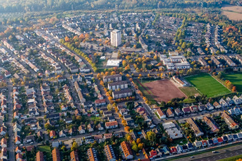 Vue aérienne de Du sud-est à le quartier Forchheim in Rheinstetten dans le département Bade-Wurtemberg, Allemagne