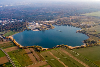 Vue aérienne de Lac Epple à le quartier Silberstreifen in Rheinstetten dans le département Bade-Wurtemberg, Allemagne