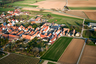 Vue aérienne de De l'ouest à le quartier Mühlhofen in Billigheim-Ingenheim dans le département Rhénanie-Palatinat, Allemagne