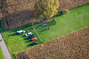Vue aérienne de Parking et piste de l'aérodrome modèle à Hagenbach dans le département Rhénanie-Palatinat, Allemagne
