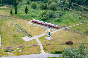 Vue aérienne de Fusée V2 et chemin de fer de l'usine de Peenemünder sur le terrain extérieur du Musée historique et technique Peenemünde sur la construction de fusées pendant la Seconde Guerre mondiale dans l'ancienne centrale électrique à Peenemünde dans le département Mecklembourg-Poméranie occidentale, Allemagne