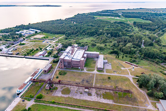 Vue aérienne de Fusée V2 sur le terrain extérieur du Musée historique et technique Peenemünde sur la construction de fusées pendant la Seconde Guerre mondiale dans l'ancienne centrale électrique à Peenemünde dans le département Mecklembourg-Poméranie occidentale, Allemagne