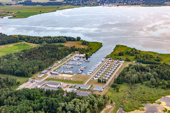 Vue aérienne de Marina Peenemünde 22 avec appartements de vacances WELL Marina Peenemünde Resort à Peenemünde dans le département Mecklembourg-Poméranie occidentale, Allemagne