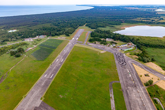Vue aérienne de Piste de karting de l'Airport Touristik Center (ATC) sur l'ancienne voie de circulation de l'aéroport Peenemünde à Peenemünde dans le département Mecklembourg-Poméranie occidentale, Allemagne