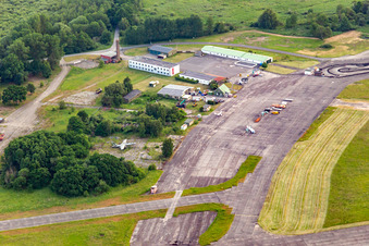 Vue aérienne de Centre touristique de l'aéroport (ATC) à l'aéroport Peenemünde à Peenemünde dans le département Mecklembourg-Poméranie occidentale, Allemagne
