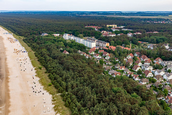 Vue aérienne de Plage et bâtiments préfabriqués sur Dünenstr à Karlshagen dans le département Mecklembourg-Poméranie occidentale, Allemagne