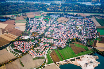 Vue aérienne de Vue d'ensemble de la ville entre le lac et le Rhin depuis l'ouest à Leimersheim dans le département Rhénanie-Palatinat, Allemagne
