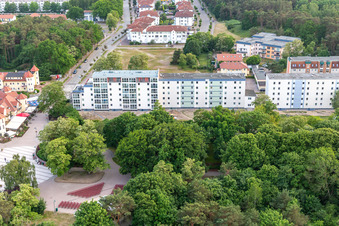 Vue aérienne de Parvis de plage avec scène en plein air à Karlshagen dans le département Mecklembourg-Poméranie occidentale, Allemagne