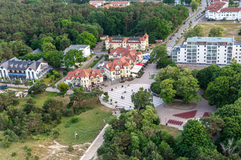 Vue aérienne de Parvis de plage avec scène en plein air à Karlshagen dans le département Mecklembourg-Poméranie occidentale, Allemagne