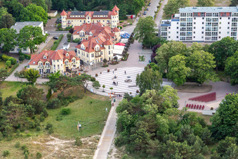 Photographie aérienne de Parvis de plage avec scène en plein air à Karlshagen dans le département Mecklembourg-Poméranie occidentale, Allemagne