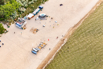 Vue aérienne de École de surf Sportstrand Zinnowitz et bar de surf 8Q à Zinnowitz dans le département Mecklembourg-Poméranie occidentale, Allemagne