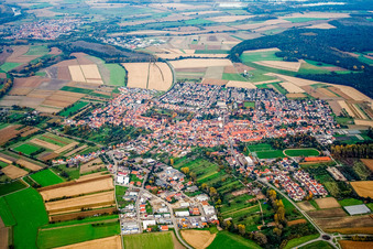 Vue aérienne de Du nord à le quartier Hochstetten in Linkenheim-Hochstetten dans le département Bade-Wurtemberg, Allemagne