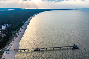 Vue aérienne de Jetée avec gondole de plongée Zinnowitz à Zinnowitz dans le département Mecklembourg-Poméranie occidentale, Allemagne