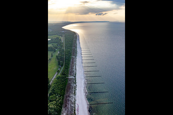 Vue aérienne de Plage de la mer Baltique au point le plus étroit de l'île à Koserow dans le département Mecklembourg-Poméranie occidentale, Allemagne