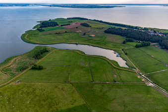 Vue aérienne de Loddiner Höft avec port de pêche à Loddin dans le département Mecklembourg-Poméranie occidentale, Allemagne