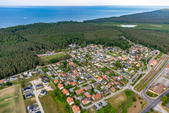 Vue aérienne de Rue de la gare à Ückeritz dans le département Mecklembourg-Poméranie occidentale, Allemagne