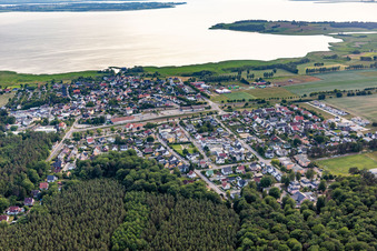 Vue aérienne de Village sur l'Achterwasser à Ückeritz dans le département Mecklembourg-Poméranie occidentale, Allemagne